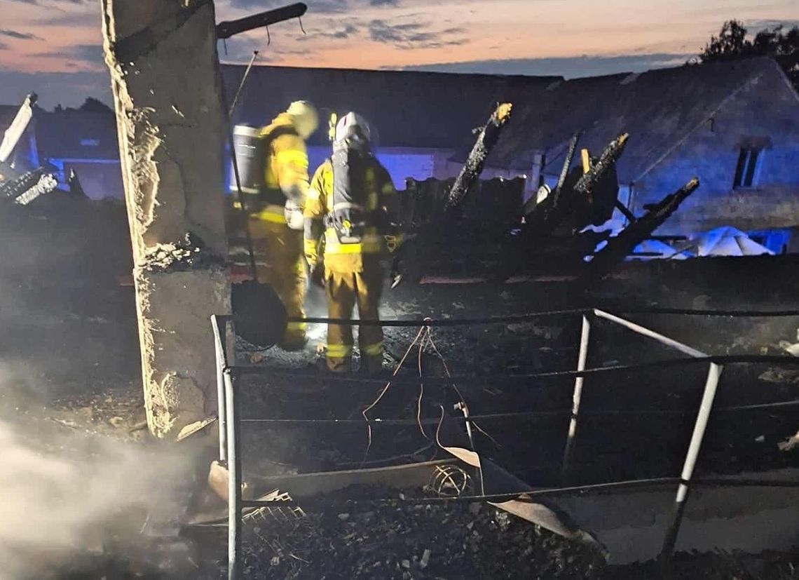 Spłonęły dach i poddasze domu jednorodzinnego. Ludie stracili swoje lokum Spłonęły dach i poddasze domu jednorodzinnego. Ludie stracili swoje lokum