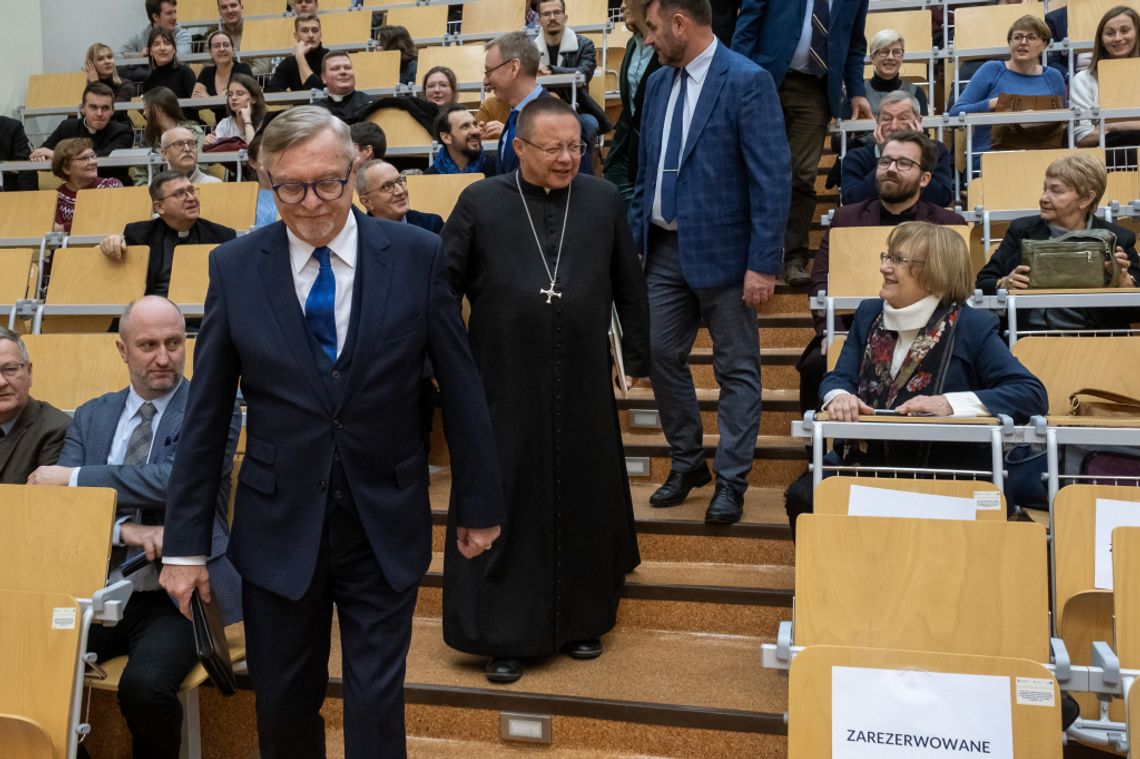 Spotkanie z ks. kard. Rysiem cieszyło się powodzeniem. Wiara dopisała