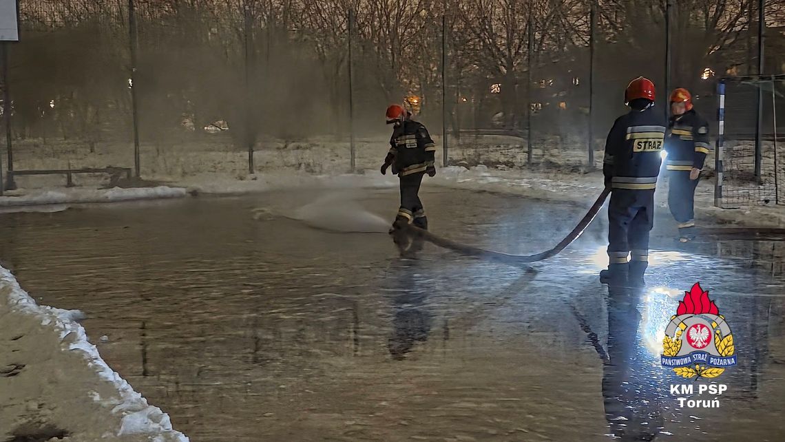 Strażacy budują lodowiska. Wszystko po to, by odciągnąć dzieci od zamarzniętych jezior