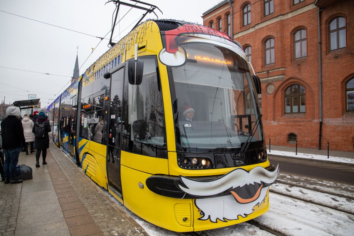 Świąteczny tramwaj już kursuje. Prezydent wcielił się w Mikołaja