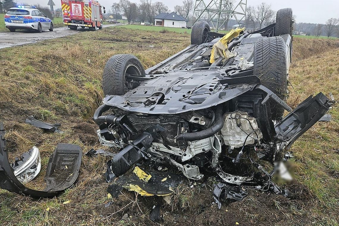 Tak wygląda osobówka w starciu z rozpędzonym pociągiem [FOTO]