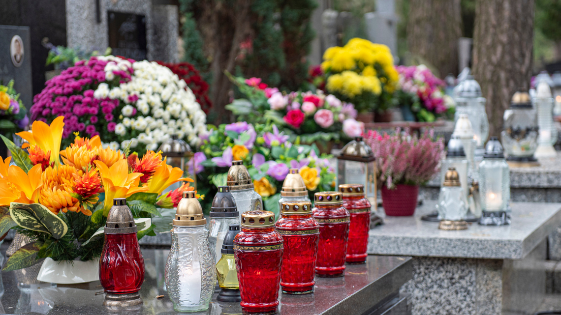 Tego nie należy robić na cmentarzach. Można dostać mandat Tego nie należy robić na cmentarzach. Można dostać mandat