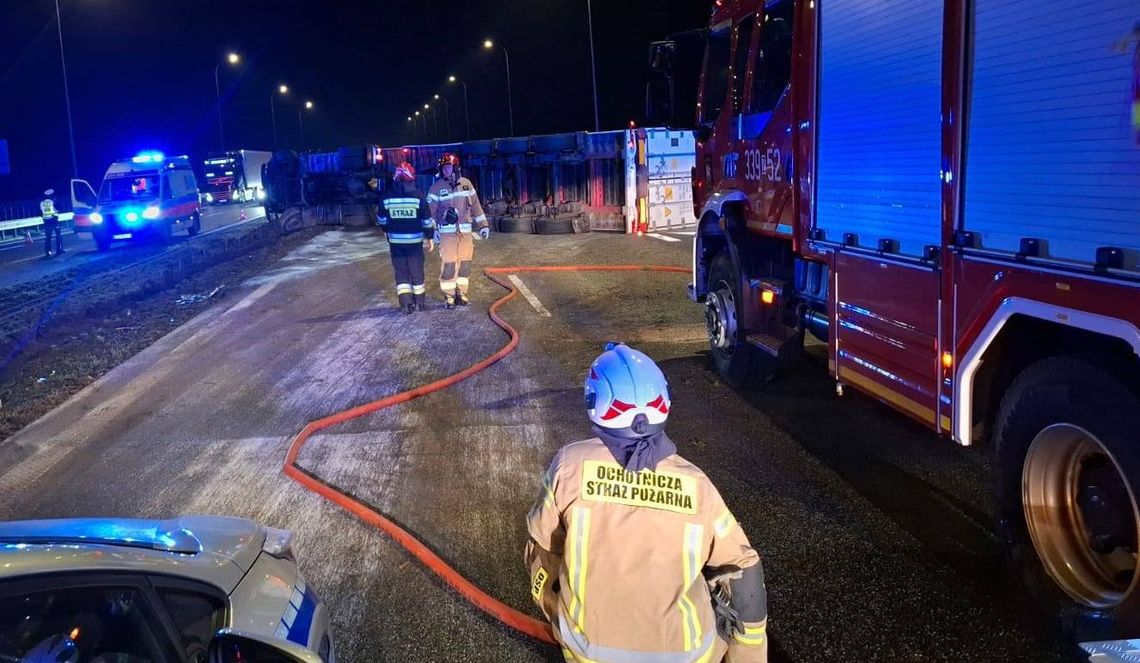 Tony mięsa na drodze. Ciężarówka przebiła barierki Tony mięsa na drodze. Ciężarówka przebiła barierki