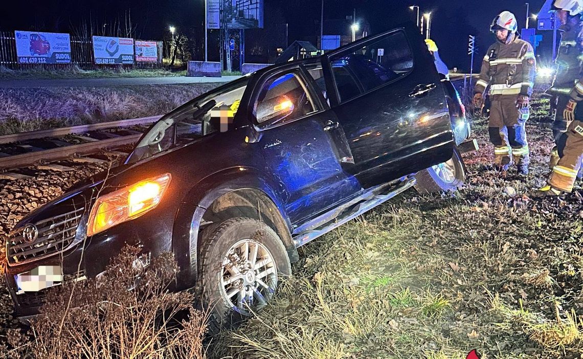 Toyotą wypadł z drogi w trudnych warunkach