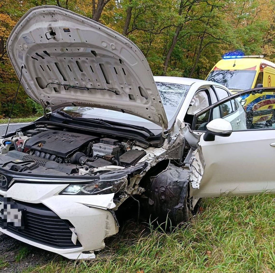 Toyota zaczepiła o ciężarówkę i się zaczęło... Toyota zaczepiła o ciężarówkę i się zaczęło...