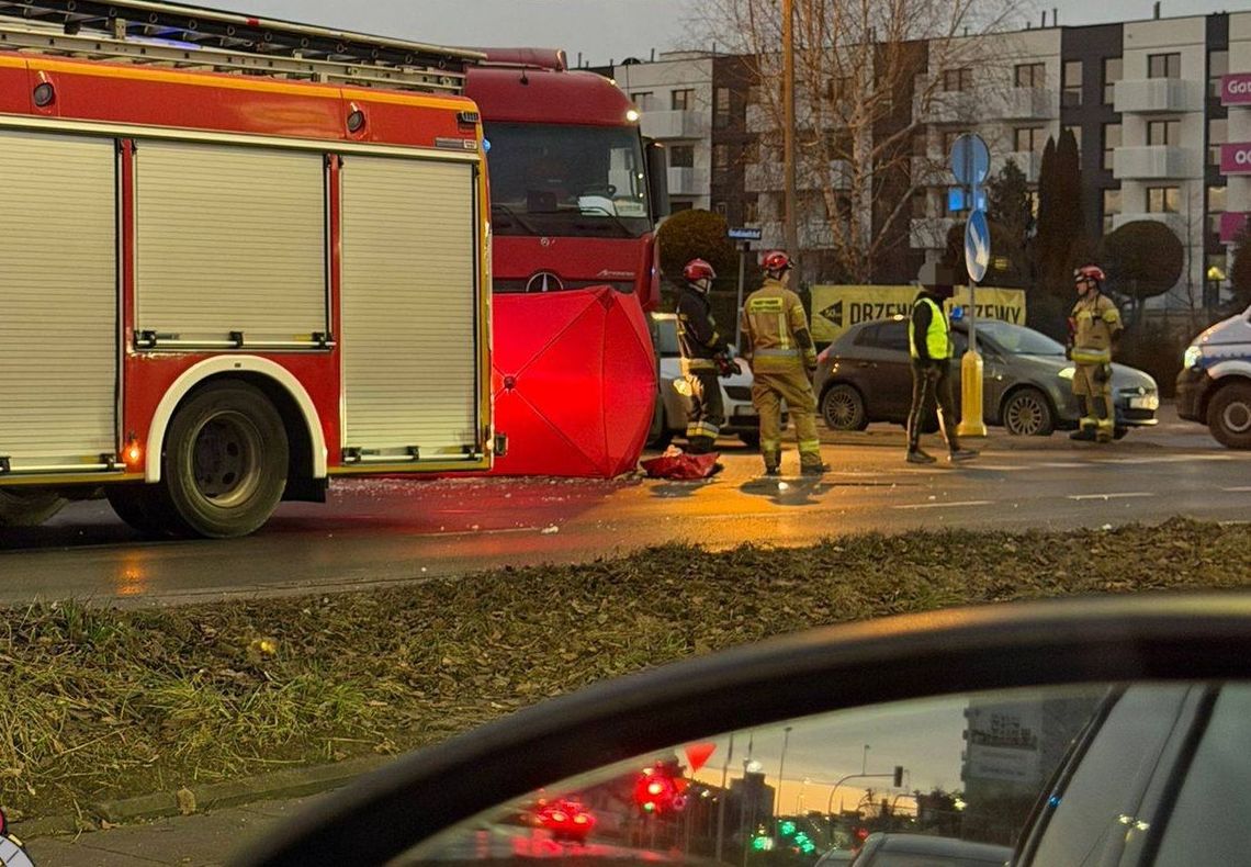 Tragedia na skrzyżowaniu. Nie żyje osoba potrącona przez ciężarówkę Tragedia na skrzyżowaniu. Nie żyje osoba potrącona przez ciężarówkę