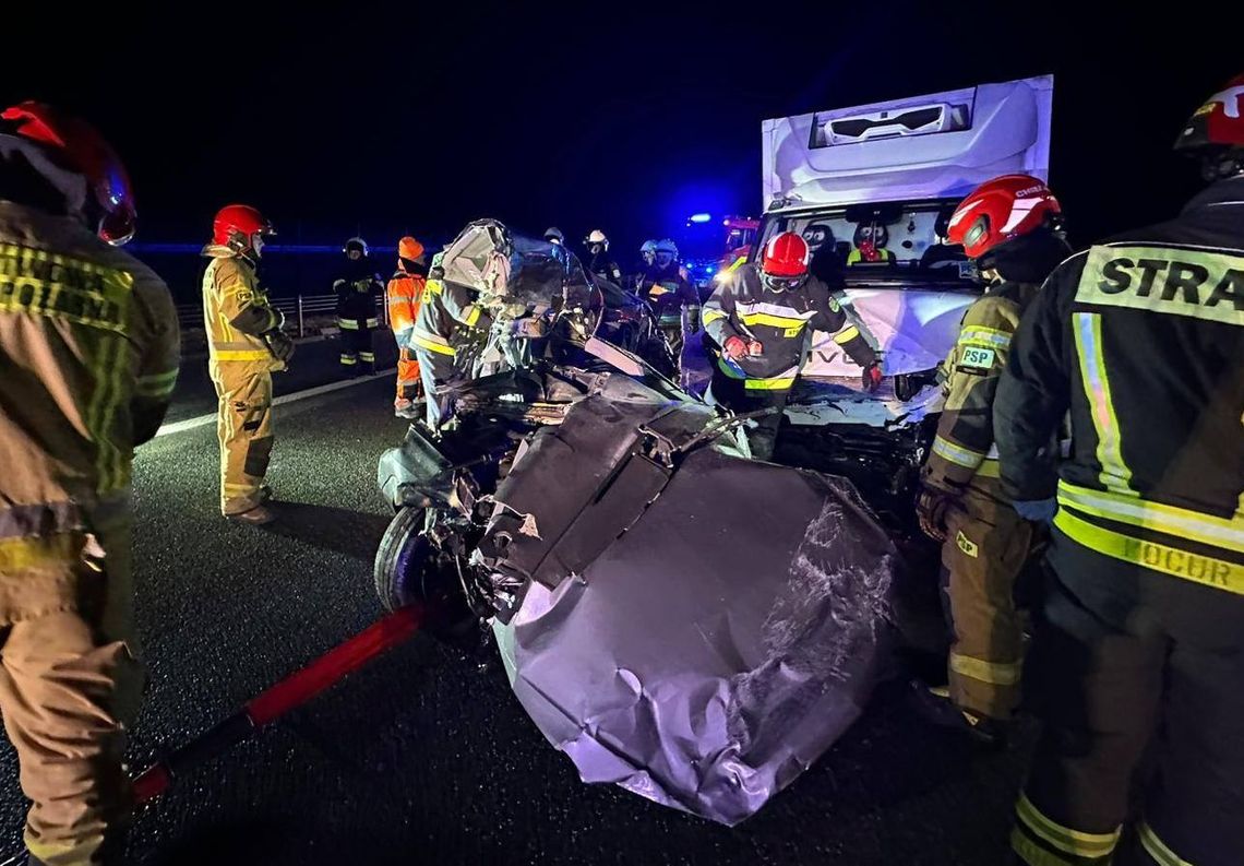 Tragedia po karambolu. Nie żyje 23-letni kierowca opla