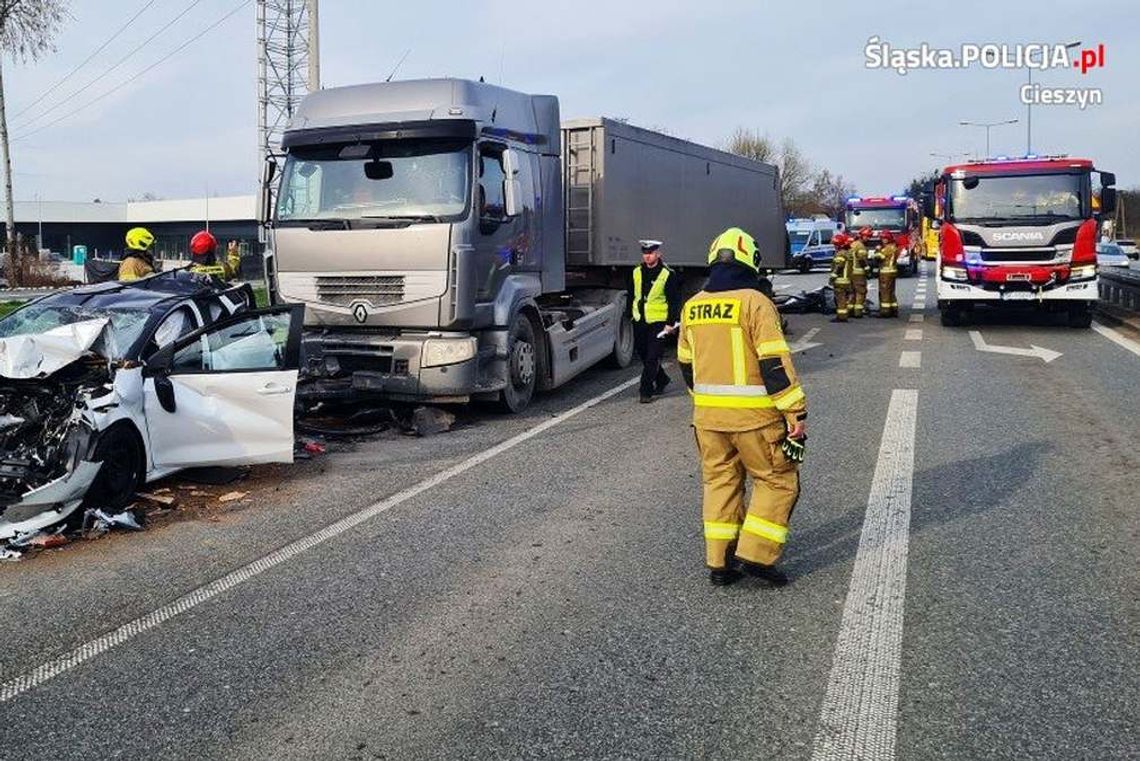 Mercedes wbił się w ciężarówkę. Zginął znany biznesmen [WIDEO]