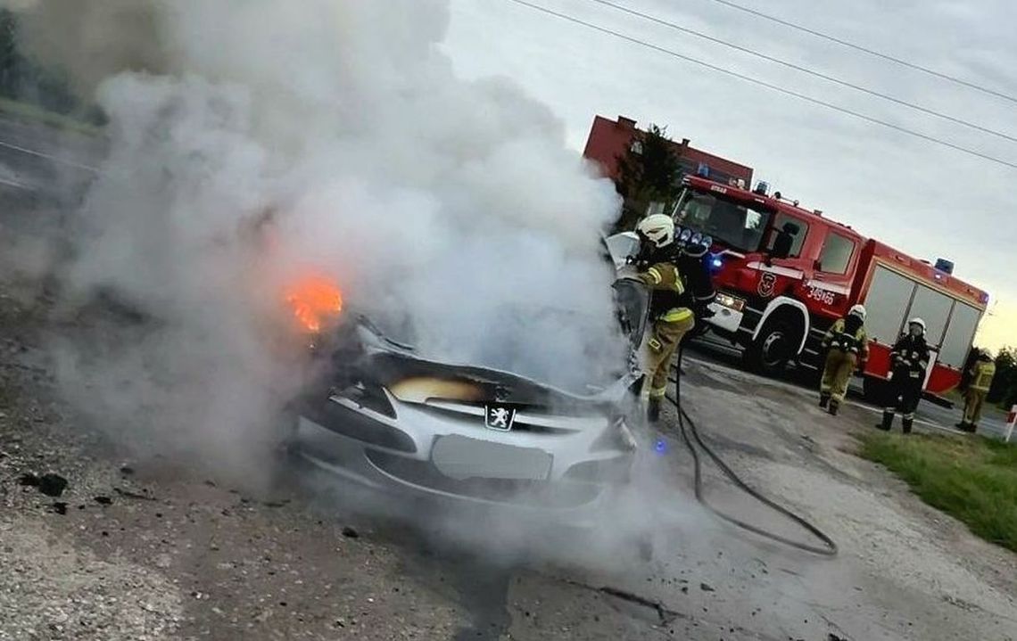 Ugasili płonące auto. Co z kierowcą?