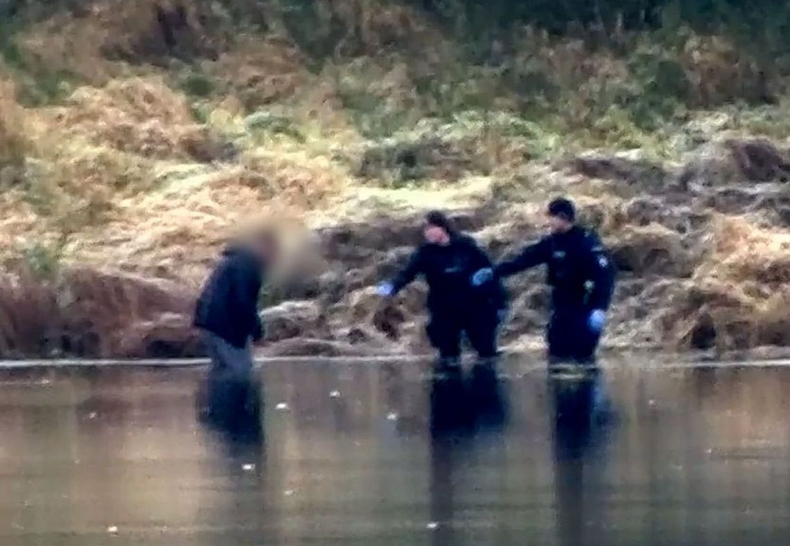 Weszli do rzeki, by uratować życie 35-latka! Dramatyczna akcja zakończona sukcesem