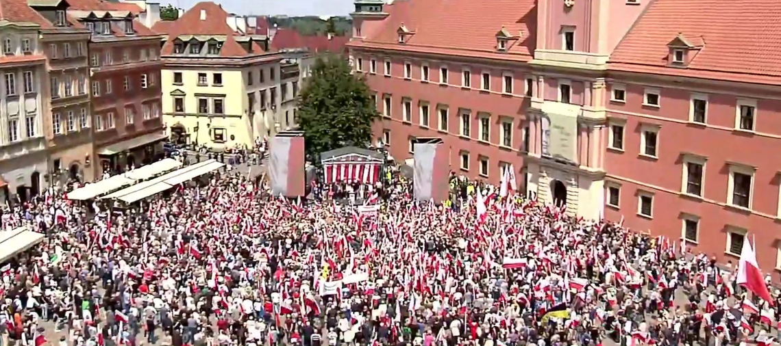 Zwolennicy Nawrockiego z Torunia pojechali do Warszawy na Wielki Marsz za Polską