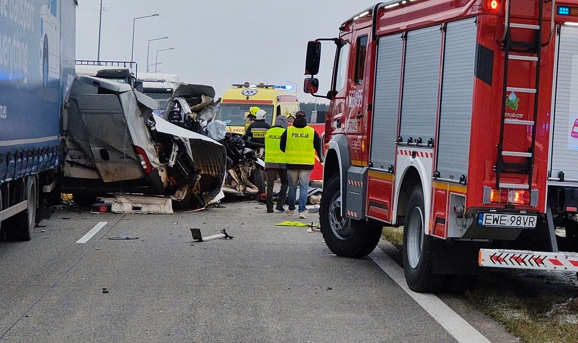 W tym wypadku zginęły cztery osoby. Ranny zabrany helikopterem LPR W tym wypadku zginęły cztery osoby. Ranny zabrany helikopterem LPR