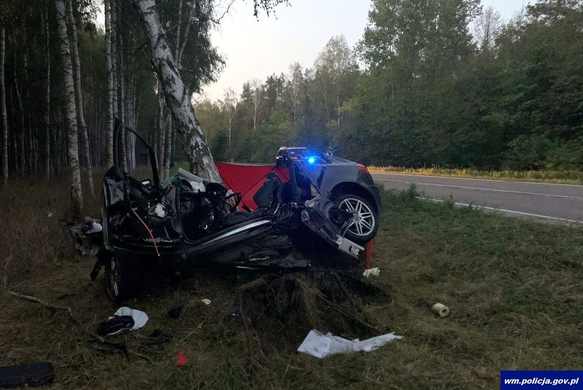 Wyprzedzał na ciągłej. Kierowcę trzeba było wycinać z auta