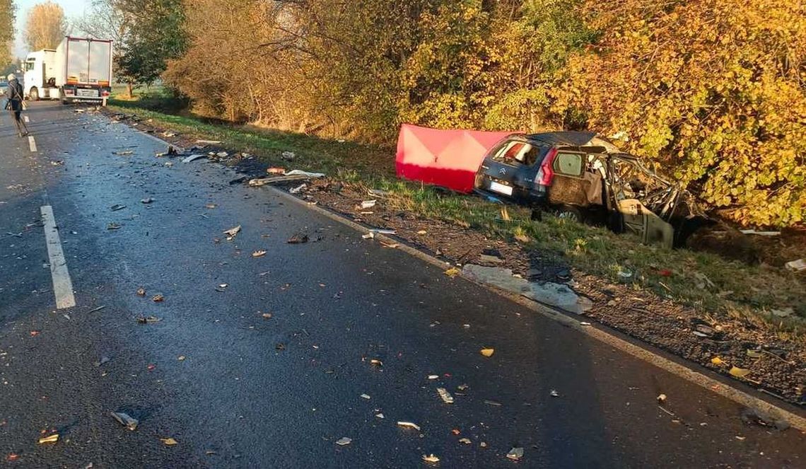 Wyprzedzał na trzeciego. Nie miał szans w czołowym zderzeniu z samochodem ciężarowym