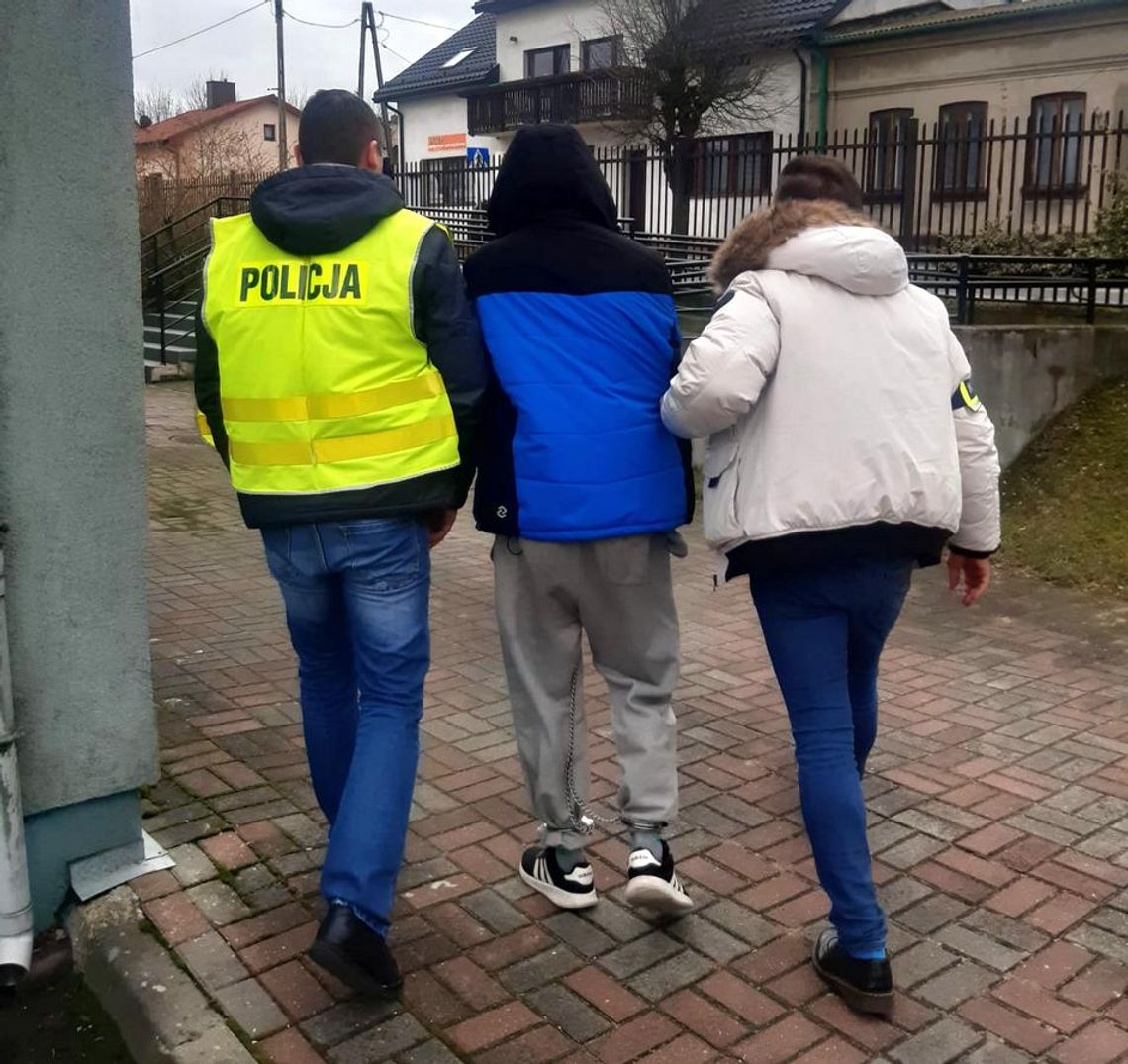 Wyskoczył do funkcjonariuszy z maczetą. Oto jak zareagowali