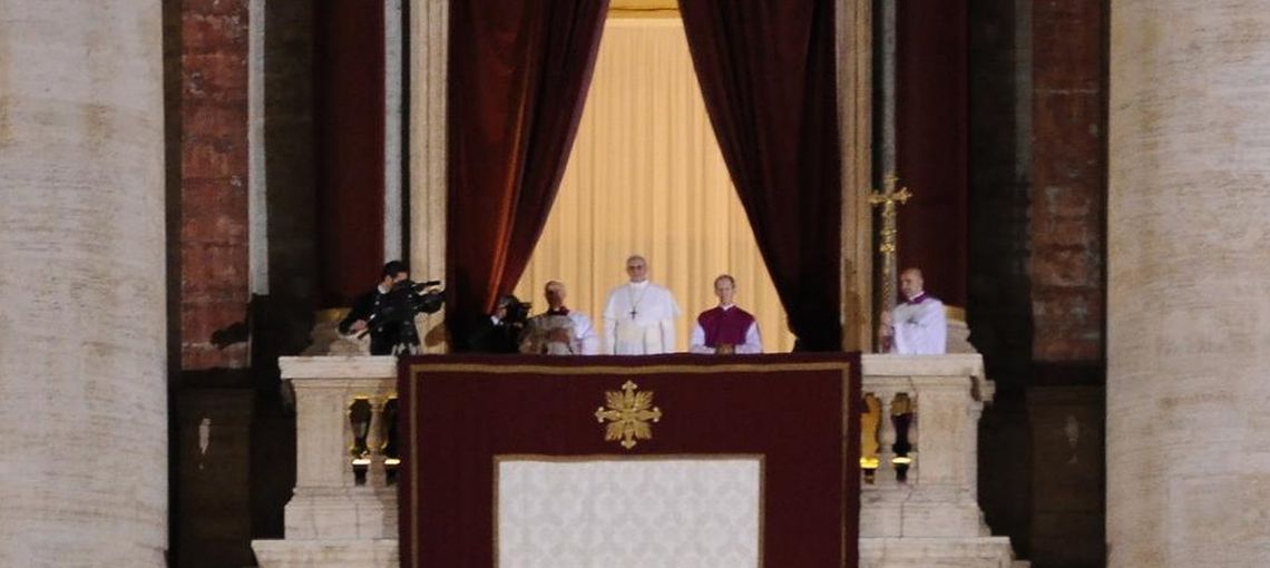Zarabiają na papieżu Franciszku. Zestaw trzech papieży idzie już w tysiące