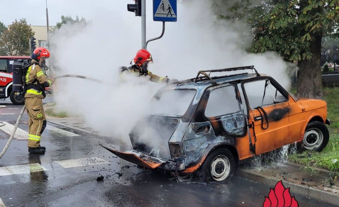 Zabytkowy maluch w ogniu. Co z kierowcą?