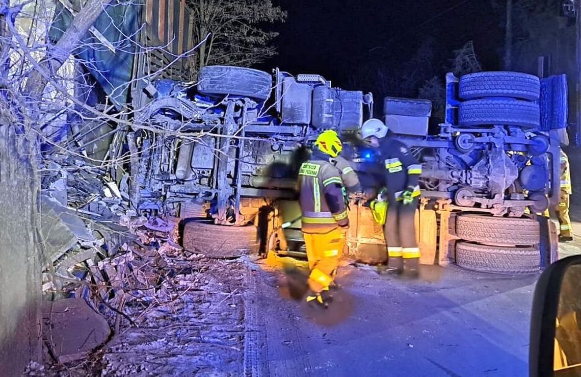 Zawodowy szofer zasnął za kierownicą. Zobacz, jakie spowodował straty