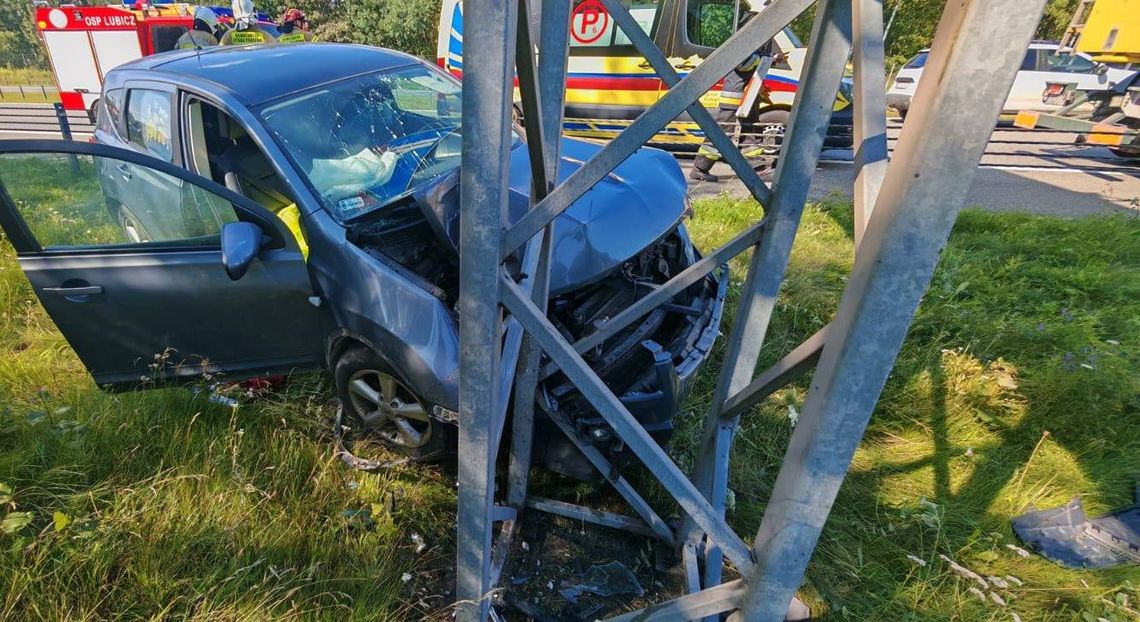 Zjechał na pobocze i uderzył w słup. Dwie osoby w szpitalu