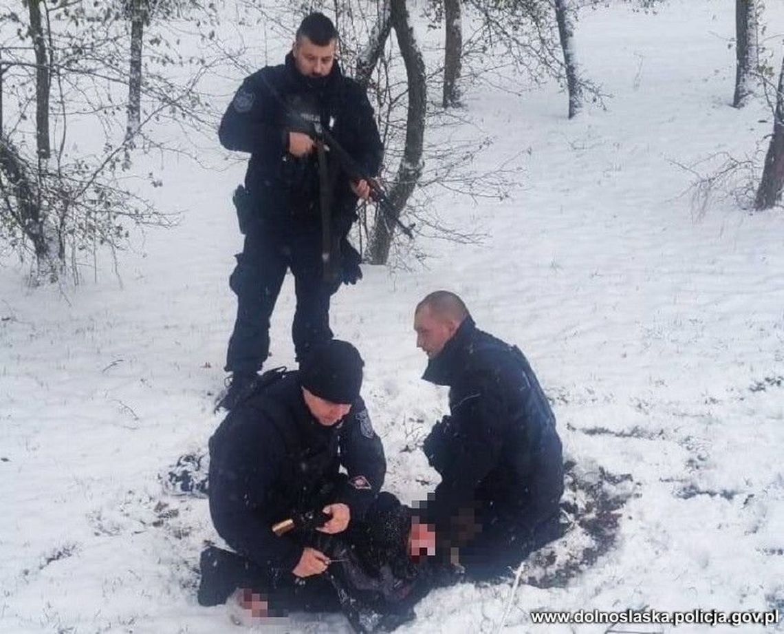 Zmarli policjanci postrzeleni na służbie. Tajemnica zabójczej broni