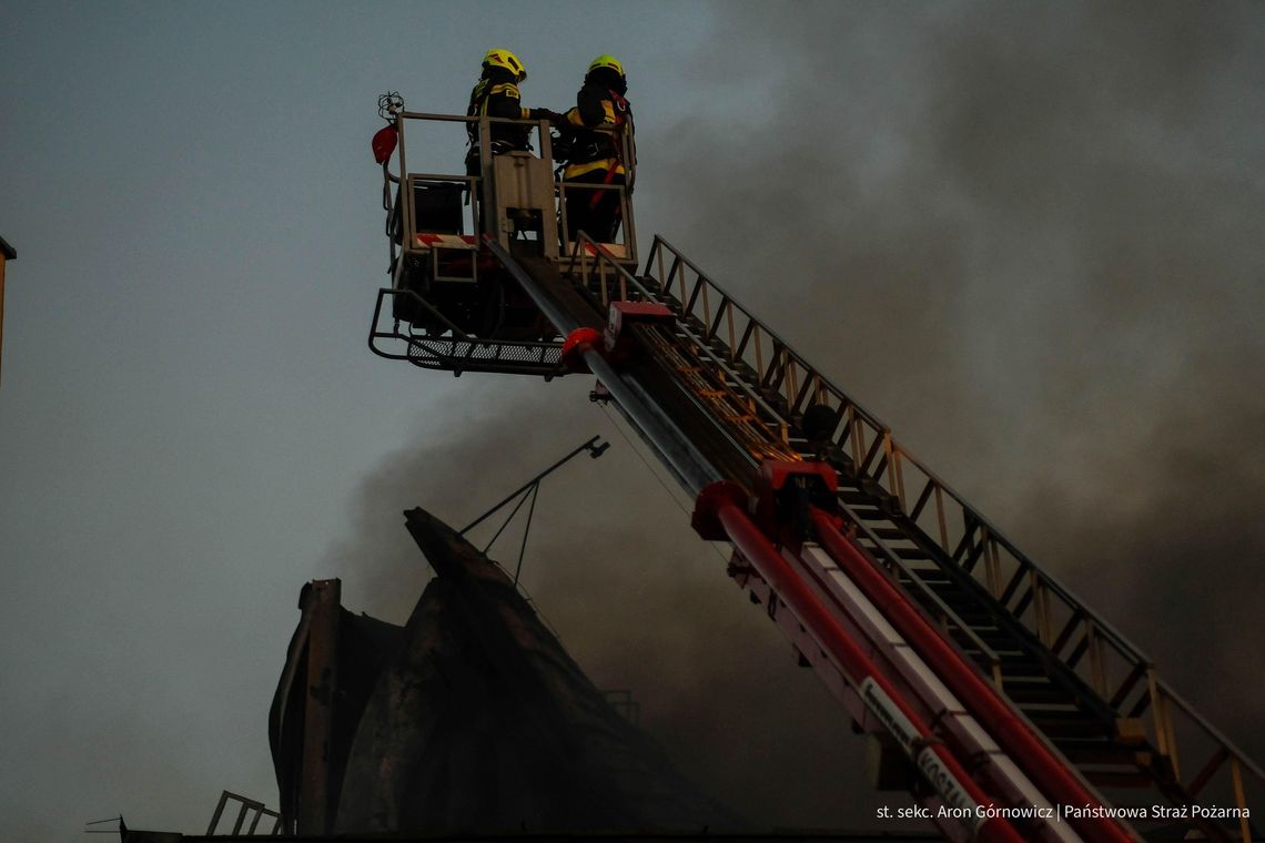 Znaleźli strażaka po tygodniu. Strażacy oddają mu cześć Znaleźli strażaka po tygodniu. Strażacy oddają mu cześć